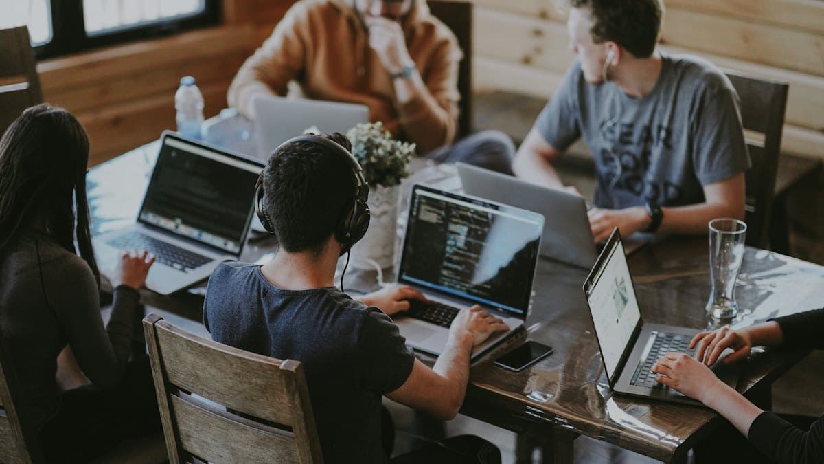 20 Best Part-Time Jobs for Students (Flexible, Online and On-Campus)